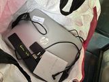 un sac contenant un ordinateur portable, posé sur le siège d'une voiture