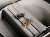 deux paires de boucles d'oreilles dans un écrin posé sur une table