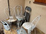 trois chaises et une table sur la terrasse