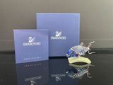 deux boîtes contenant des produits Swarovski posées sur une table