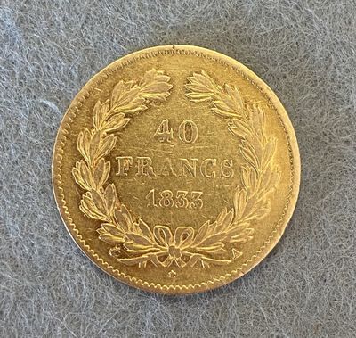 Gros plan sur une pièce d'or ornée d'une couronne.