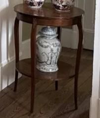 une table sur laquelle sont posés deux vases, dans une pièce