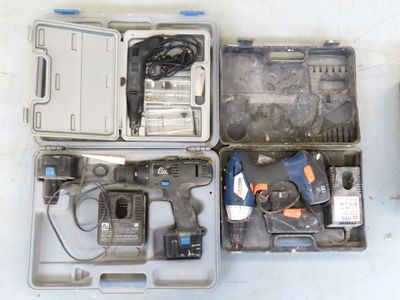 une boîte à outils contenant une perceuse, un marteau et d'autres outils