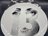une assiette sur laquelle est représenté le visage d'une femme