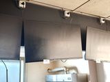 deux téléviseurs suspendus au plafond au-dessus d'une cuisinière