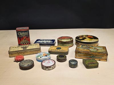 de nombreuses boîtes de conserve de toutes sortes posées sur une table