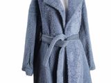une photo d'un manteau bleu sur un mannequin