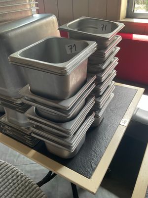 une pile de casseroles posée sur une table