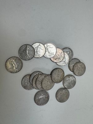 beaucoup de pièces qui sont sur la table