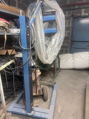 une machine bleue qui se trouve dans un garage