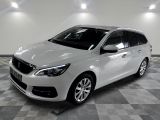 une photo d'une voiture blanche garée dans un garage