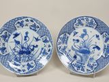 deux assiettes bleues et blanches ornées de fleurs et d'oiseaux