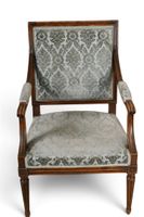 FAUTEUILS (paire de) en bois naturel mouluré, décor cannelé. (photo 5)