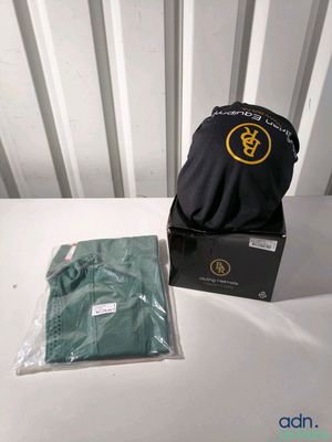 une boîte sur laquelle sont posés une chemise et une casquette