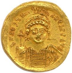 une pièce d'or à l'effigie d'un homme portant une coiffe
