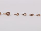 un ensemble composé de cinq paires de boucles d'oreilles et d'une bague