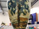 un vase posé sur une étagère dans une pièce