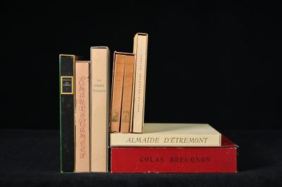 plusieurs livres sont empilés sur une table