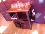 une petite table sur laquelle se trouvent plusieurs verres vides