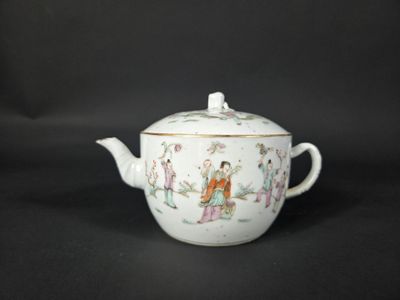 Verseuse en porcelaine polychrome à décor d'enfants jouant.