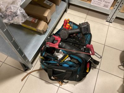 un sac d'outils posé par terre dans un magasin