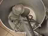 de nombreux ustensiles de cuisine dans une casserole en métal