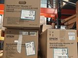 Des cartons contenant des imprimantes Epson sont empilés sur une palette dans un entrepôt