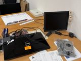 un bureau sur lequel se trouvent un ordinateur portable, un écran et d'autres objets