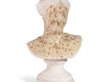 une sculpture représentant la tête d'une femme posée sur un socle blanc