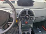 le tableau de bord d'une voiture, avec son volant et ses commandes