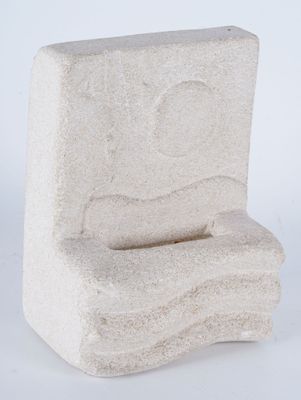 sculpture représentant des toilettes, réalisée en pierre sur fond blanc
