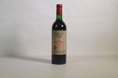 une bouteille de vin posée sur une table