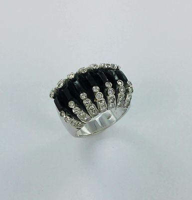 une image représentant une bague en diamant en noir et blanc posée sur une surface blanche