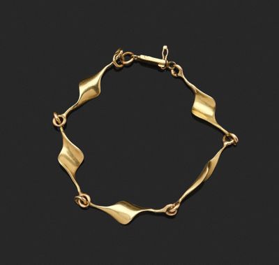 un bracelet en or composé de maillons courbés et muni d'un fermoir
