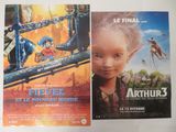 deux affiches de cinéma accrochées au mur de la pièce