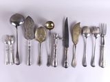 beaucoup de cuillères et de fourchettes en argent sur la table
