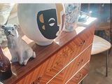 deux photos d'une commode sur laquelle est posé un vase