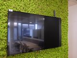 un téléviseur à écran plat fixé au mur d'une pièce