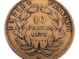 gros plan d'une pièce de monnaie sur fond blanc