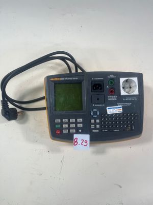une image représentant un ordinateur de poche posé sur une table