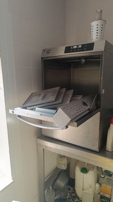 un petit réfrigérateur bien rempli