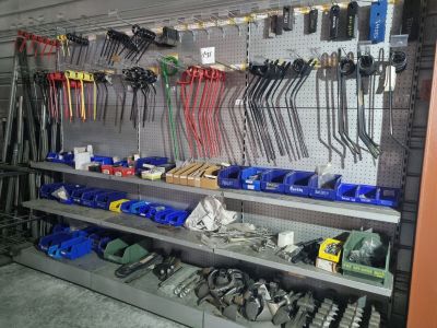 de nombreux outils accrochés au mur du garage