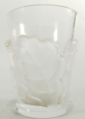 un verre contenant une substance blanche, posé sur une table