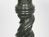 socle en marbre vert avec un plateau rond et un motif en spirale
