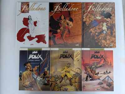 six livres accrochés au mur d'une pièce