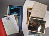 quelques vieux papiers et un livre posés sur une table