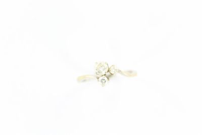 gros plan d'une bague en diamant sur une surface blanche