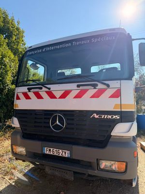 un camion garé sur le côté de la route