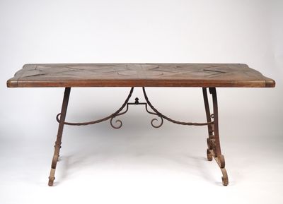 Table de salle à manger de style Louis XV, élégant piétement…