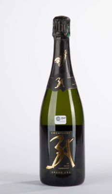 une image d'une bouteille de champagne sur fond blanc